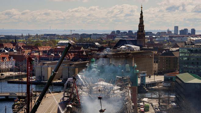 Dänemark: Die schwer beschädigte alte Börse im Zentrum von Kopenhagen.