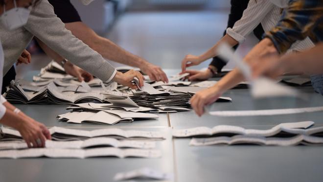 Vor der Wahl am 9. Juni: Wahlhelfer und -helferinnen zählen Stimmzettel aus.