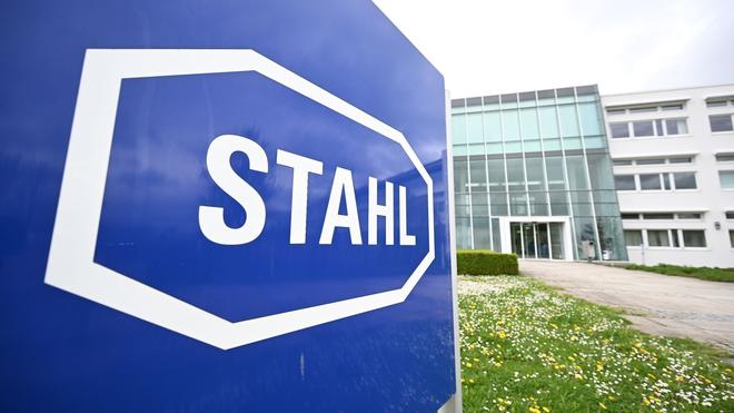 Technik: Das Logo des Unternehmens Stahl, ein Hersteller und Entwickler von explosionsgeschützen Schaltanlagen steht vor der Firmenzentrale in Waldenburg.