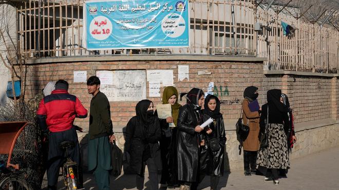 Wissenschaft: Afghanische Studentinnen stehen vor der Universität Kabul.
