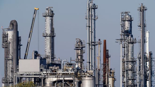 Konjunktur: Industrieanlagen stehen auf dem Werksgelände des Chemiekonzerns BASF.