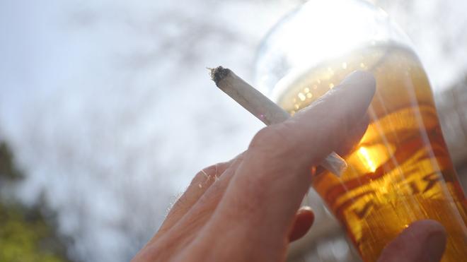Umfrage : Jeder zweite Bundesbürger stört sich an dem typischen Geruch von Cannabis-Rauch.