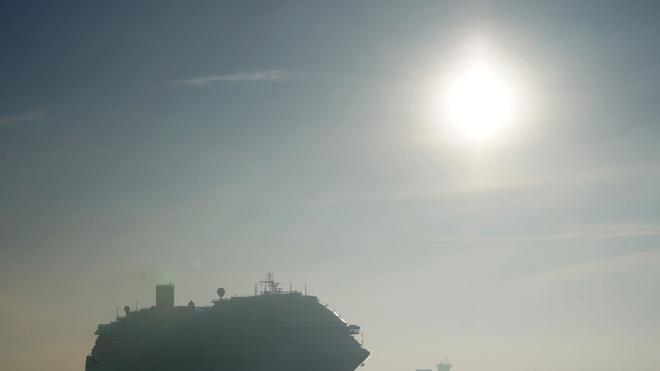 Tourismus: Das Kreuzfahrtschiff «Costa Diadema» von der Reederei Costa Crociere fährt in der Morgensonne auf der Kieler Förde in Richtung Kiel.