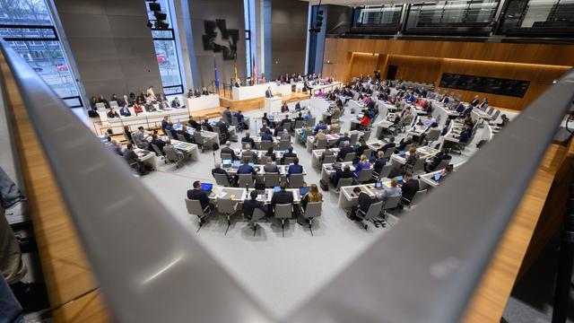 Politik: Landtag hebt Immunität von zwei Abgeordneten auf