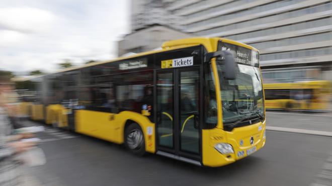 Berlin: Ein Bus der Berliner Verkehrsbetriebe (BVG) fährt am Zoologischen Garten vorbei.