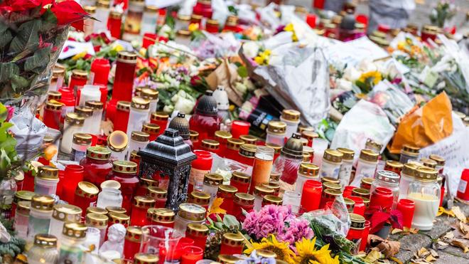 Prozess in Offenburg: Kerzen und Blumen liegen vor dem Eingang der Waldbachschule.