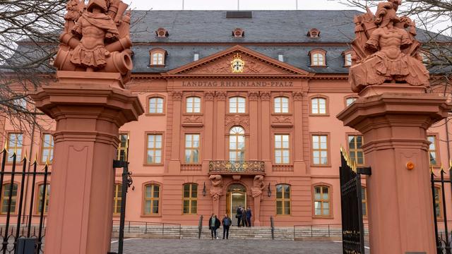 Mainz: Anwalt von Ex-Landrat: Stop der Ermittlungen erwartet