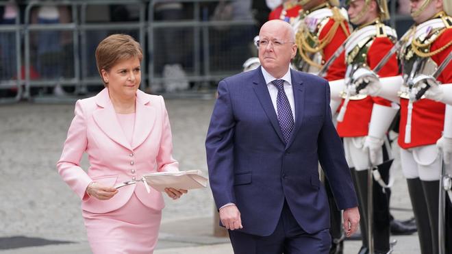 Kriminalität: Die ehemalige schottische Premierministerin Nicola Sturgeon (l.) und ihr Ehemann Peter Murrell.