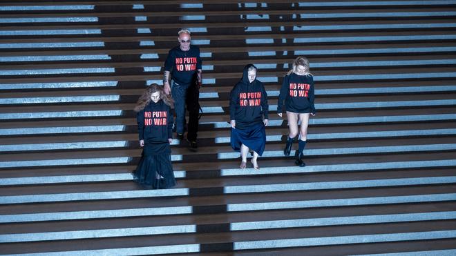 Fotografie: «No Putin No War»: Drei Mitglieder der russischen Band Pussy Riot treten in der Pinakothek der Moderne in München mit einer deutlichen Botschaft auf. Als zweiter von links steht der österreichische Künstler Wolfgang Flatz.