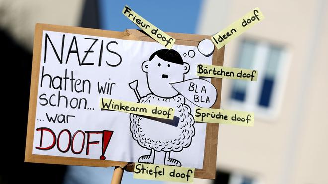 &#34;Wir machen&#39;s wirklich&#34;: Demonstranten halten ein Schild mit der Aufschrift &#34;Nazis hatten wir schon.... war doof!&#34;.