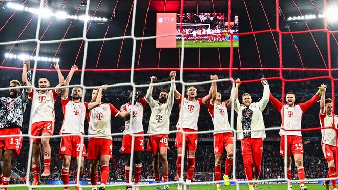12,5 Millionen Euro: Münchens Spieler jubeln nach dem Spiel mit den Fans.