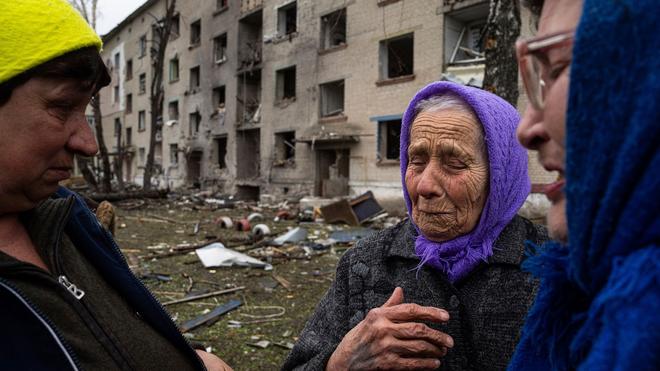 Russische Invasion: Frauen stehen in Lukiantsi in der Region Charkiw vor einem Haus, das durch einen russischen Luftangriff schwer beschädigt wurde.