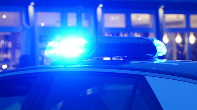 Bongard: Ein Streifenwagen der Polizei parkt mit eingeschaltetem Blaulicht am Tatort.