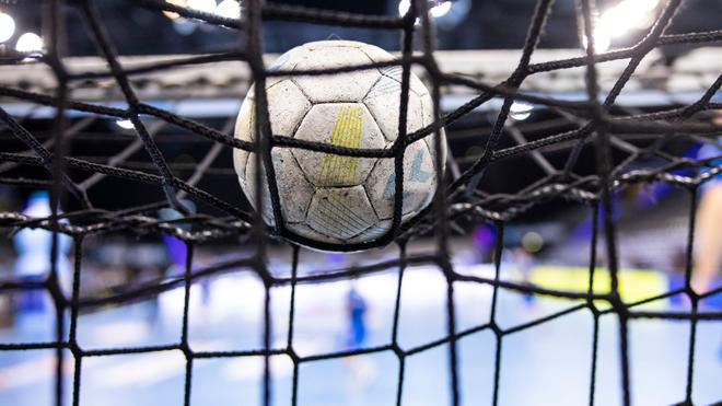 Handball: Ein Handball liegt auf einem Tornetz. Die Handballerinnen des Thüringer HC haben eine neue Torhüterin verpflichtet.