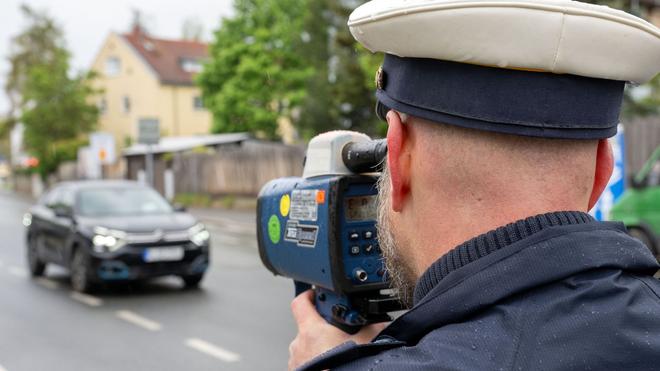 Achtung, Radarfalle: Ein Polizeibeamter nimmt in Nürnberg einen Verkehrsteilnehmer mit einem Messgerät ins Visier.