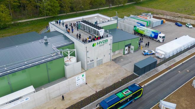 Erneuerbare Energie: In Pfeffenhausen (Landkreis Landshut) ist eine Anlage für die Erzeugung grünen Wasserstoffs eingeweiht worden.