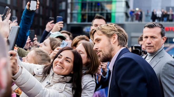 Fotografie: Einmal lächeln: Ryan Gosling posiert für ein Foto mit einem Fan. Der Schauspieler ist mit seiner Kollegin Emily Blunt für die Europapremiere der Actionkomödie «The Fall Guy» nach Berlin gekommen.