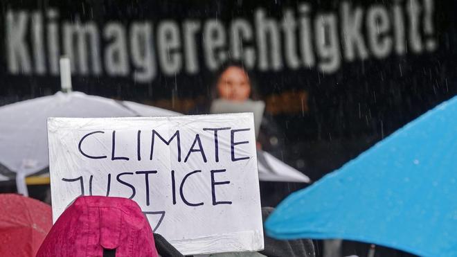 Klimaaktivismus: "Klimagerechtigkeit!" und "Climate Justice" ist bei der Demonstration von Fridays For Future auf dem Schlossplatz zu lesen. Mit zahlreichen Protesten ruft Fridays for Future zum globalen Klimastreik auf.