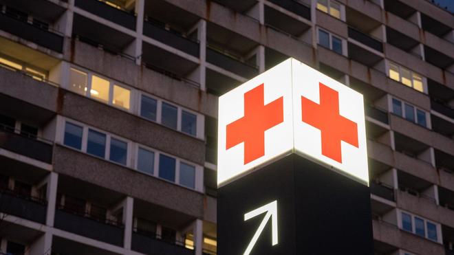 Niederbayern: Ein Pfeil weist den Weg zur Notaufnahme eines Krankenhauses.