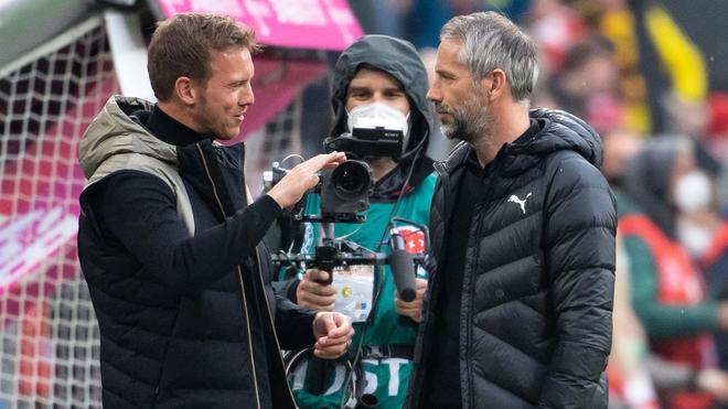 Nationalmannschaft: Trainer Julian Nagelsmann (l) von München und Trainer Marco Rose von Dortmund stehen vor dem Spiel zusammen.