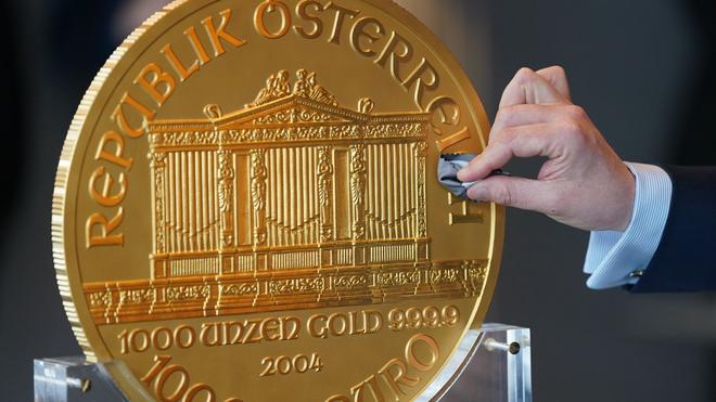 Buntes: Alexander Köhne, Vertriebsleiter Pro Aurum, putzt eine ca. 31 Kilogramm schwere Goldmünze.