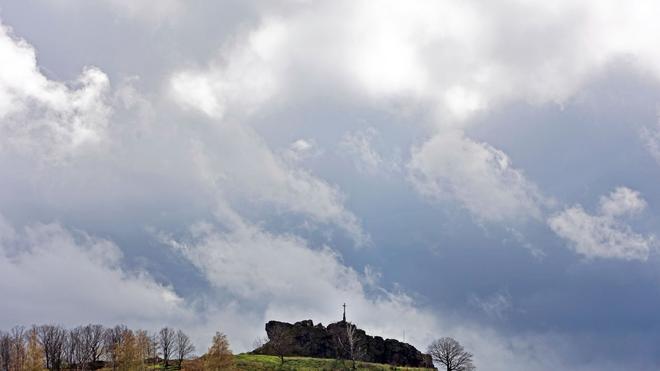 Wetter: Dunkle Wolken ziehen über die Gegensteine im Harzvorland.