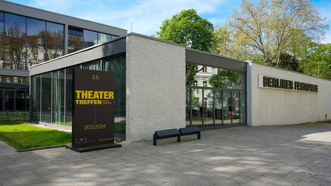 Deutschsprachige Bühnen: Ein Plakat "Theatertreffen" steht vor dem Eingang des Hauses der Berliner Festspiele in der Schaperstraße.