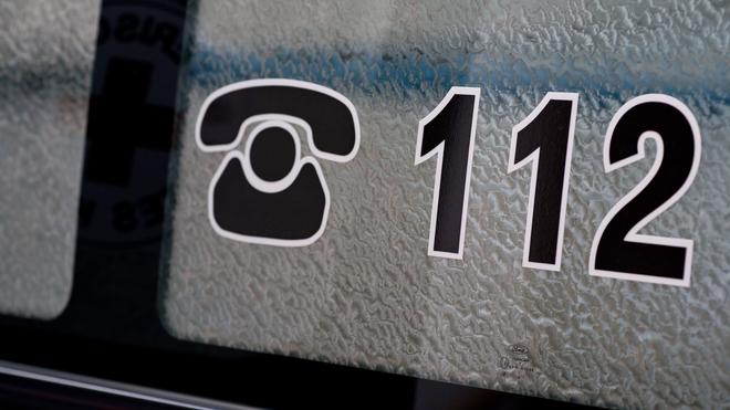 Telekommunikation: Die Notrufnummer 112 steht auf einem Krankenwagen.