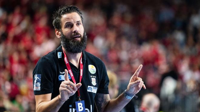 Handball: Magdeburgs Trainer Bennet Wiegert gestikuliert an der Seitenlinie.