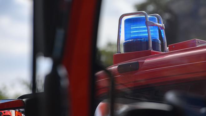 Frechen: Ein Blaulicht leuchtet auf dem Dach eines Einsatzfahrzeugs der Feuerwehr.