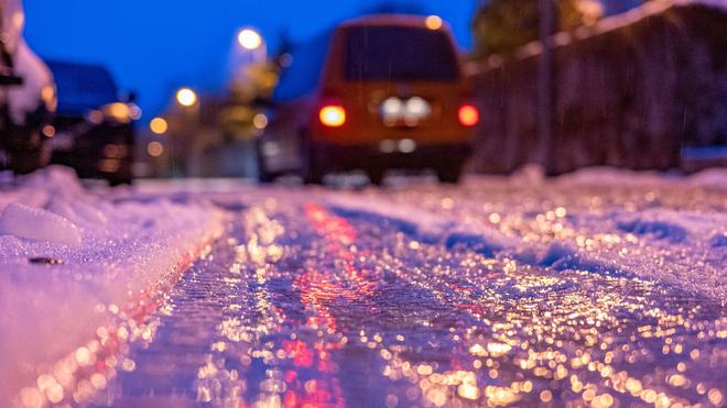 Unfälle: Eine dünne Eisschicht überzieht am frühen Morgen eine Straße.