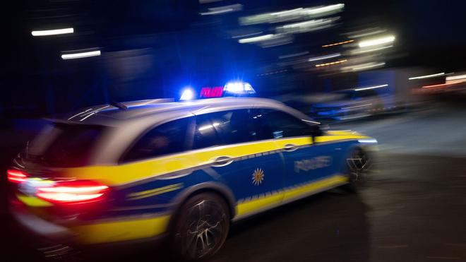 Kriminalität: Ein Polizeifahrzeug fährt mit Blaulicht an einem Gebäude vorbei.