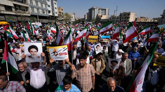 Krieg in Nahost: Iranische Gläubige nehmen an einer anti-israelischen Versammlung in Teheran teil.