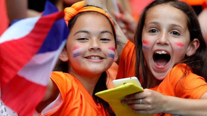 Fußball-EM: Zwei kleine Fans der Niederländischen Mannschaft jubeln vor dem Spiel im Stadium.