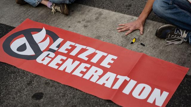 Letzte Generation: Klima-Aktivisten blockieren Straße in Saarbrücken