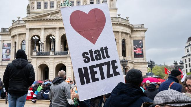 Demonstrationen: „Herz statt Hetze“ steht auf dem Pappschild eines Mannes, der an einer Demonstration unter dem Motto „Gemeinsam gegen Rechts“ vor der Alten Oper in Frankfurt teilnimmt.