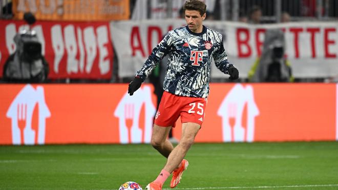 FC Bayern: Bayerns Thomas Müller spielt in der Aufwärmphase einen Ball.