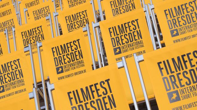 Auszeichnungen: Klappstühle mit der Aufschrift „Filmfest Dresden“ stehen auf dem Neumarkt.