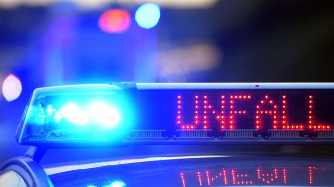 Landkreis Oldenburg: Eine Leuchtreklame an einem Polizeifahrzeug warnt vor einer Unfallstelle.