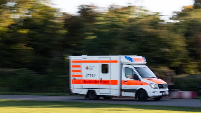 Unfälle: Ein Krankenwagen fährt zu einem Einsatz.