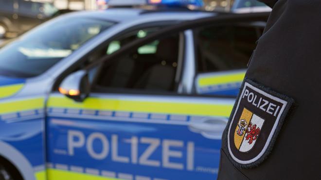 Rostock: Ein neuer Funkstreifenwagen steht auf dem Hof des Polizeizentrums.