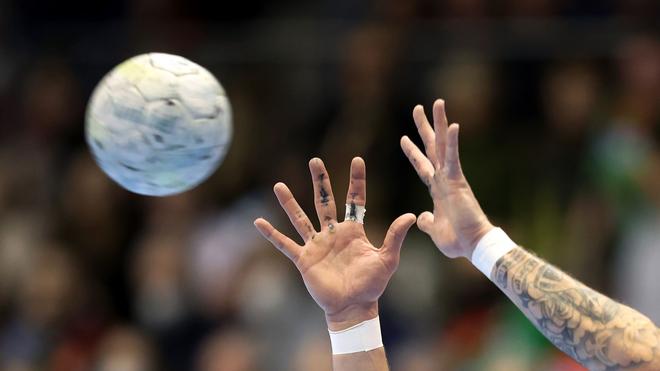 Handball: Ein Handball wird gefangen.