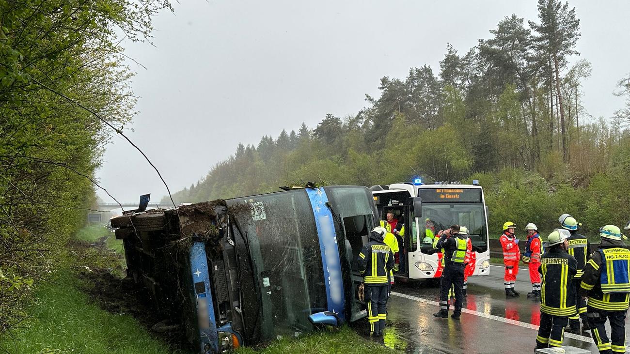 Unglück Ende Der Klassenfahrt 27 Jugendliche Bei Busunfall Verletzt Zeit Online