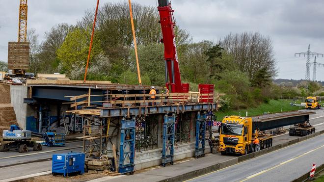 Rendsburg-Eckernförde: Auf einer Baustelle an der Autobahn A7 werden vorgefertigte Brückenteile eingehoben.