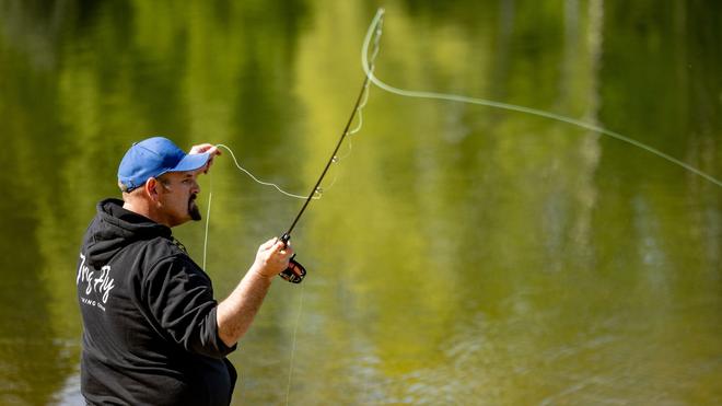 Freizeit: Der Fliegenfischer Jan Rosenberger wirft bei einem Fliegenfischen-Event im Strandbad Farmsen eine Angel aus.