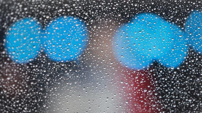 Vorhersage: Regentropfen sammeln sich an einem Fenster.