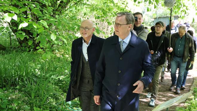Regierung: Uwe Melzer, (l, CDU und Bodo Ramelow (Die Linke) gehen nach der Auswärtigen Sitzung des Kabinetts durch den Botanischen Garten.