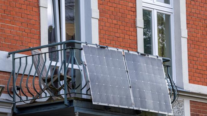 Regierung: Auf einem Balkon in der Schweriner Altstadt hängen Solarmodule für ein sogenanntes Balkonkraftwerk.