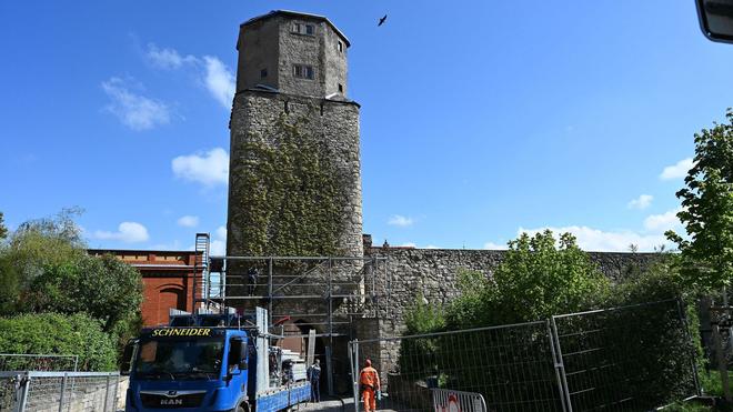 Denkmal: Nach dem Brand des historischen Neutorturms in Arnstadt hat die Einrüstung des Turms zum Wiederaufbau begonnen.