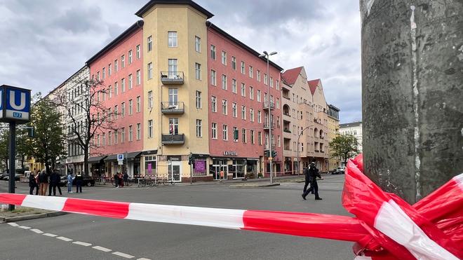 Einsturzgefahr: In der Fassade eines Gebäudes in der Goltzstraße in Schöneberg sind starke Risse aufgetreten.